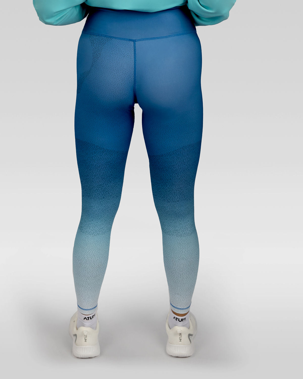 Photo by 𝗔𝗧𝗨𝗠 SPORTSWEAR ® on December 20, 2022. May be an image of 1 woman wears blue gradient leggings with white shoes.
