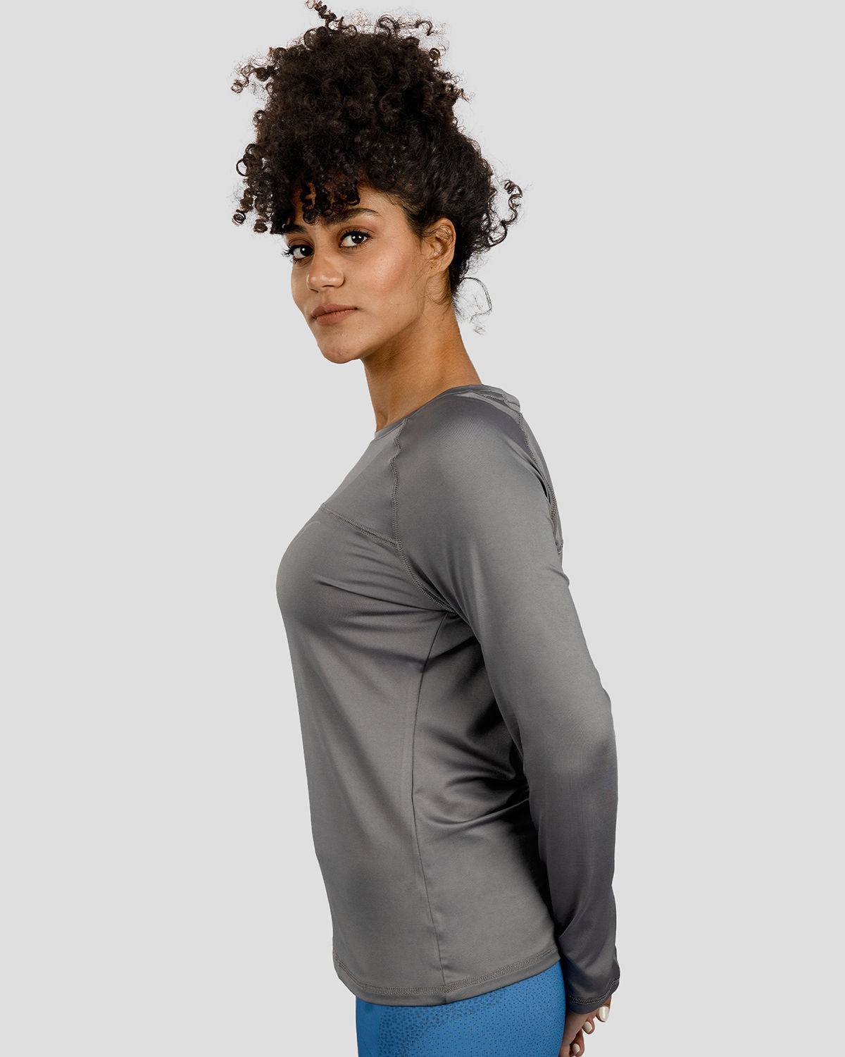 Photo by ð—”ð—§ð—¨ð— SPORTSWEAR Â® on December 20, 2022. May be an image of 1 woman wear gray training t-shirt.