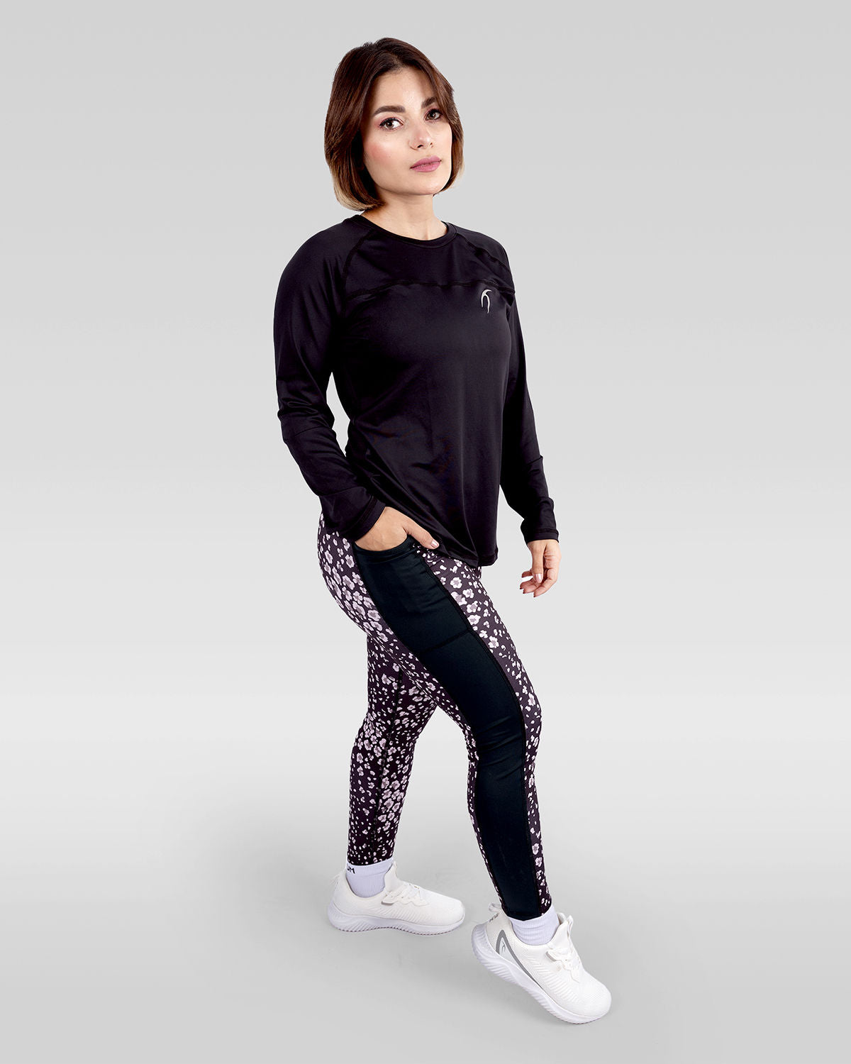 Photo by 𝗔𝗧𝗨𝗠 SPORTSWEAR ® on December 20, 2022. May be an image of 1 woman wears printed rose/black floral leggings, black training t-shirt ,and white shoes.