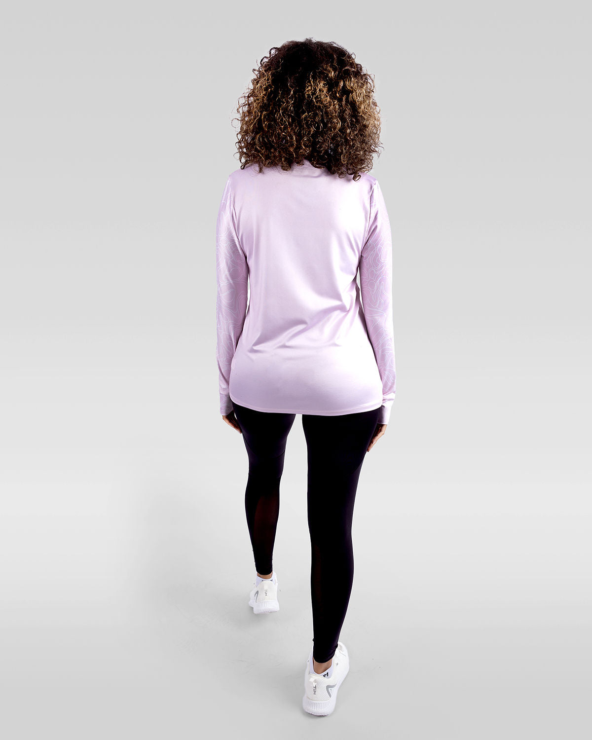 Photo by 𝗔𝗧𝗨𝗠 SPORTSWEAR ® on December 20, 2022. May be an image of 1 woman wears rose training t-shirt, black leggings ,and white shoes.
