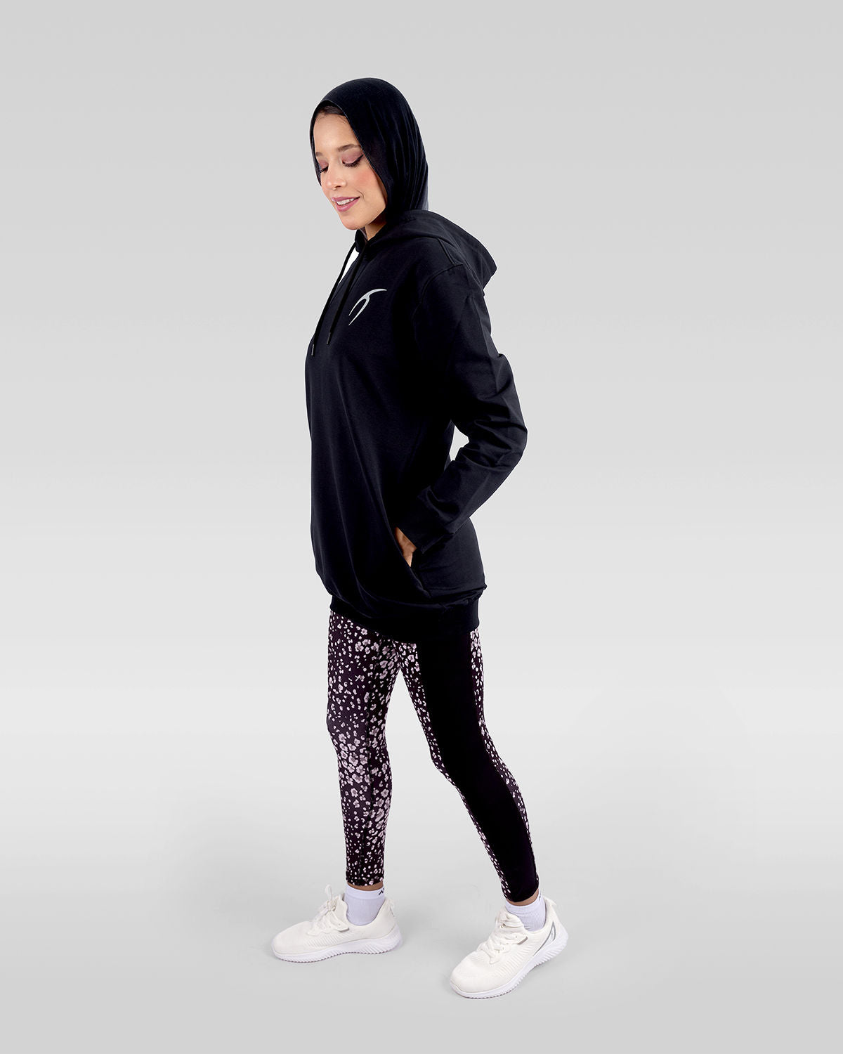 Photo by 𝗔𝗧𝗨𝗠 SPORTSWEAR ® on December 20, 2022. May be an image of 1 woman wears black hoodie, pink/black leggings, and white shoes.