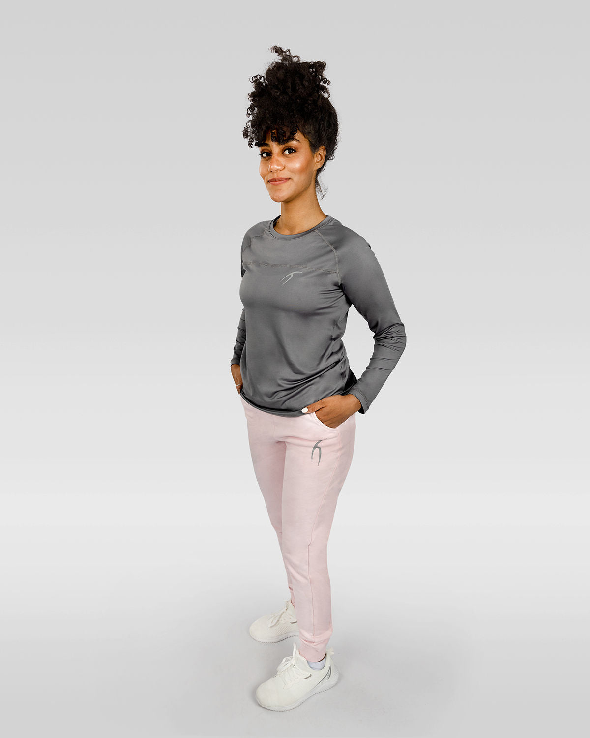 Photo by ð—”ð—§ð—¨ð— SPORTSWEAR Â® on December 20, 2022. May be an image of 1 woman wear rose sweatpants, gray training t-shirt and white shoes.