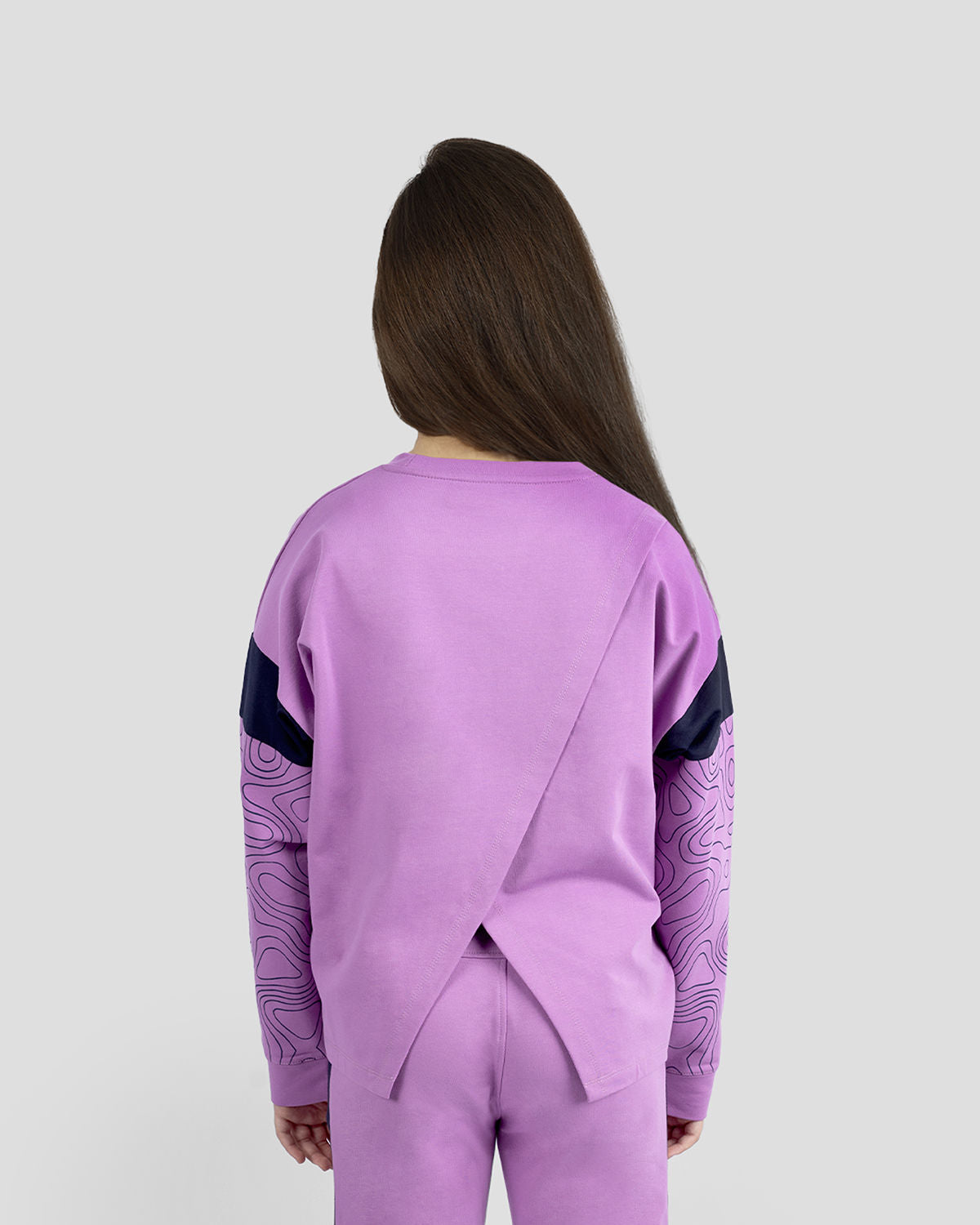 Photo by 𝗔𝗧𝗨𝗠 SPORTSWEAR ® on December 20, 2022. May be an image of 1 girl wears violet sweatshirt  with atum emblem.