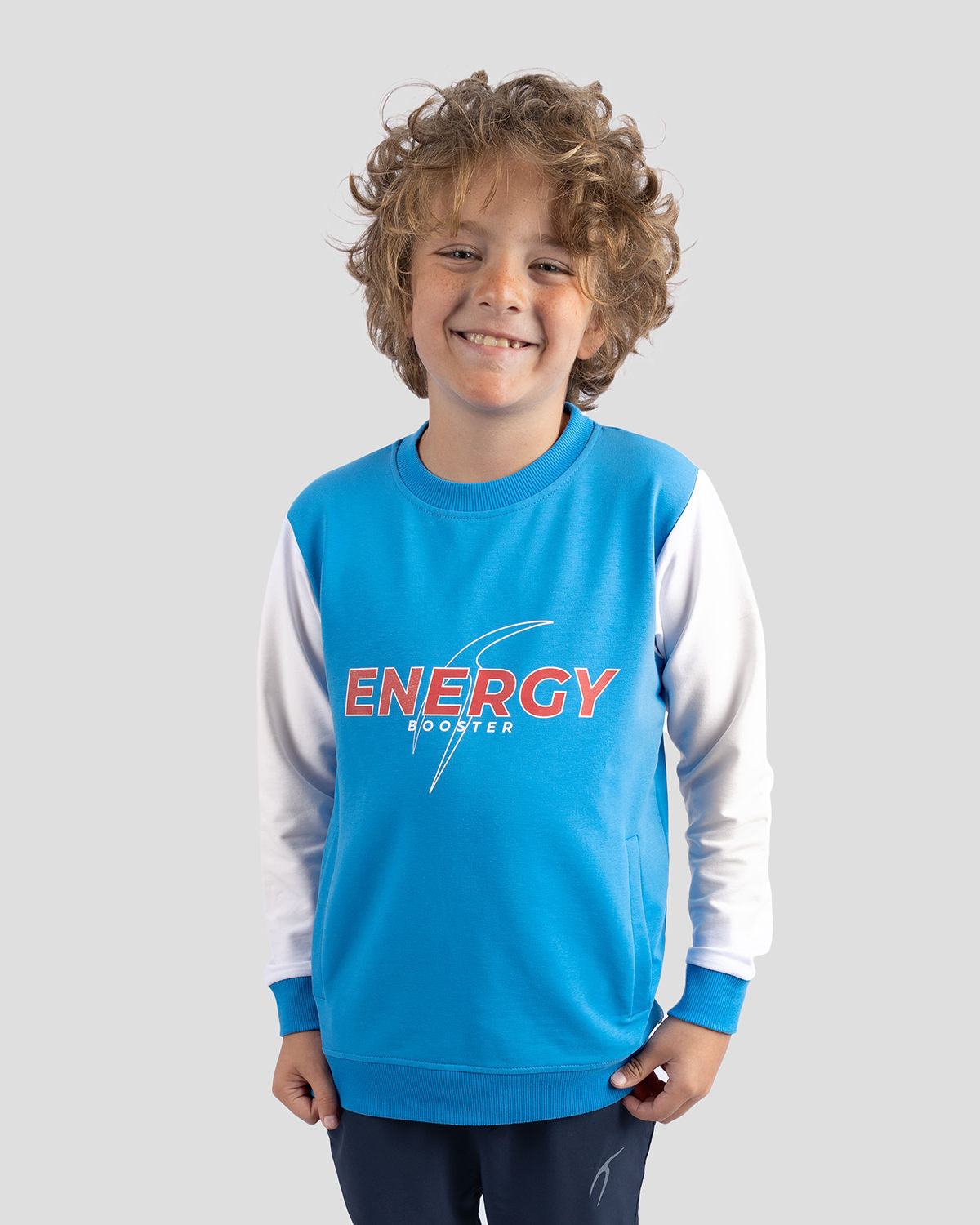 Photo by 𝗔𝗧𝗨𝗠 SPORTSWEAR ® on December 20, 2022. May be an image of 1 boy wears a Blue sweatshirt and a text said '' energy''.