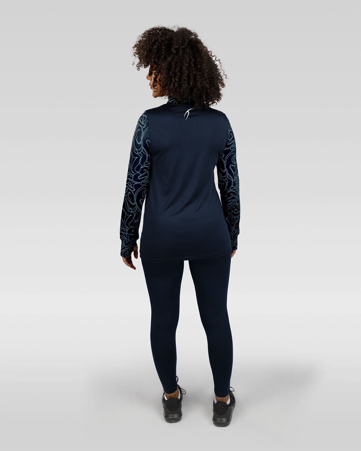 Photo by 𝗔𝗧𝗨𝗠 SPORTSWEAR ® on December 20, 2022. May be an image of 1 woman wears navy training t-shirt, navy leggings ,and white shoes.