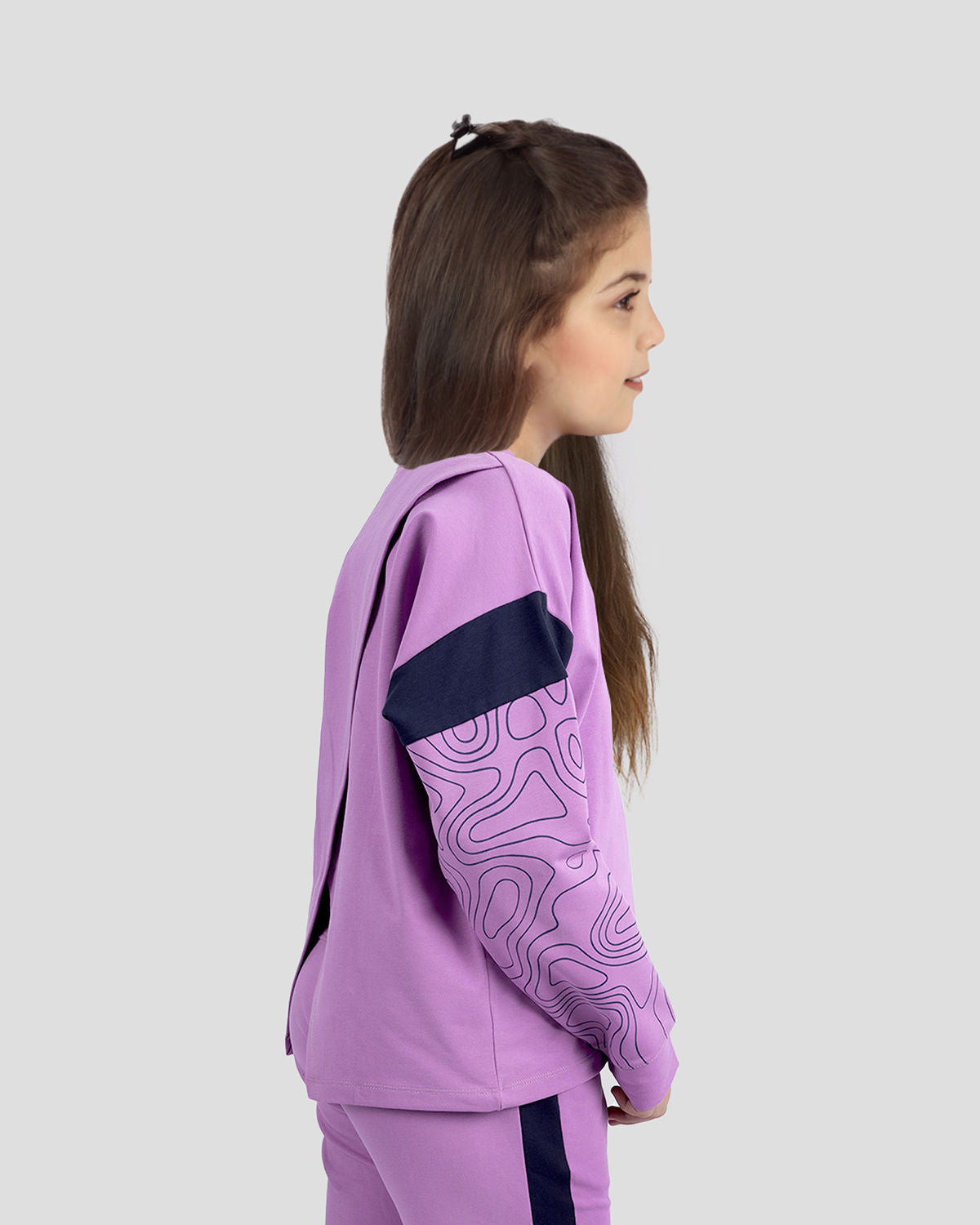 Photo by 𝗔𝗧𝗨𝗠 SPORTSWEAR ® on December 20, 2022. May be an image of 1 girl wears violet sweatshirt  with atum emblem.
