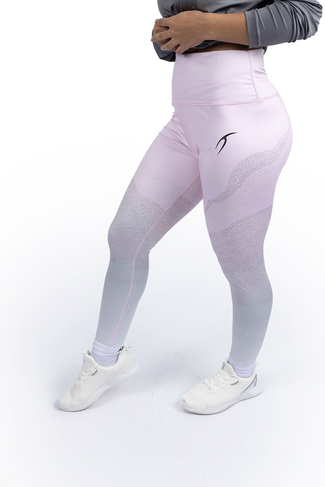 Photo by 𝗔𝗧𝗨𝗠 SPORTSWEAR ® on December 20, 2022. May be an image of 1 woman wears rose gradient leggings with white shoes.