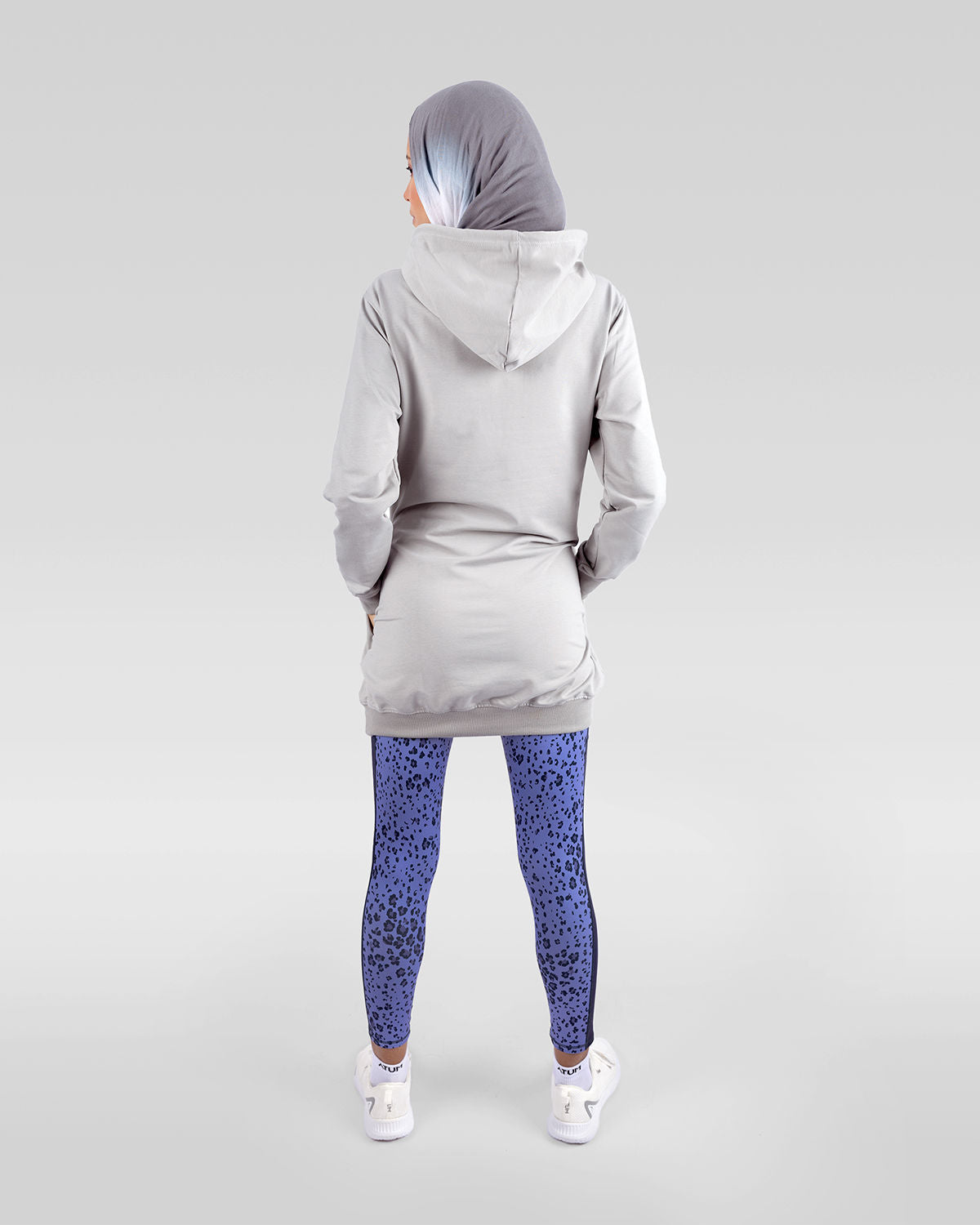 Photo by 𝗔𝗧𝗨𝗠 SPORTSWEAR ® on December 20, 2022. May be an image of 1 woman wears gray hoodie, purple leggings and white shoes.