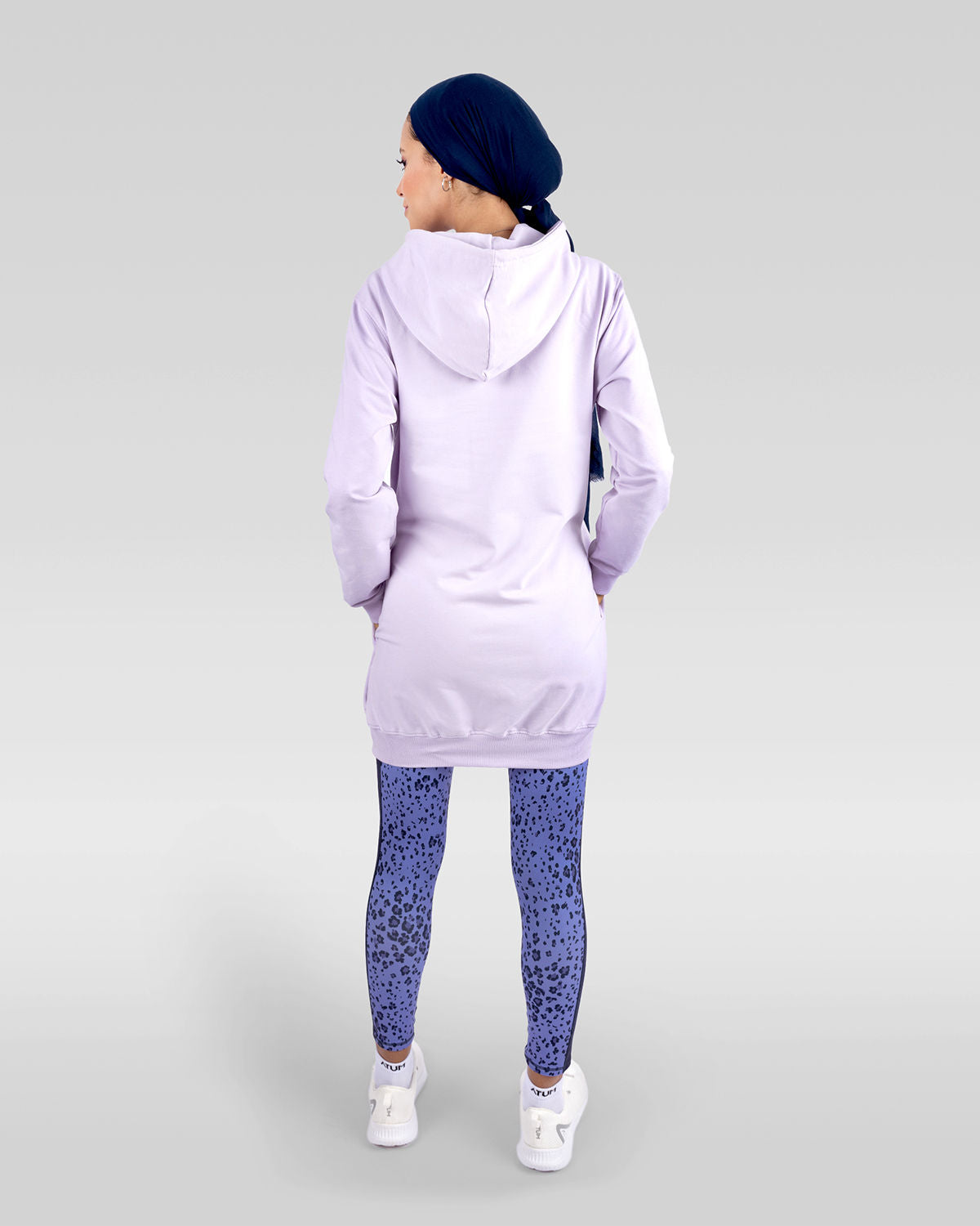 Photo by 𝗔𝗧𝗨𝗠 SPORTSWEAR ® on December 20, 2022. May be an image of 1 woman wears lilac hoodie, purple leggings and white shoes.