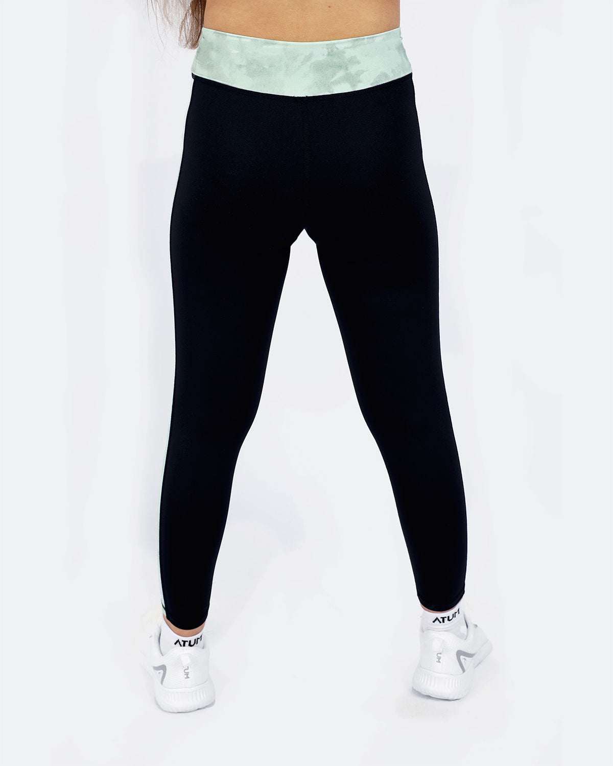 Photo by 𝗔𝗧𝗨𝗠 SPORTSWEAR ® on December 20, 2022. May be an image of 1 girl wears black marble leggings