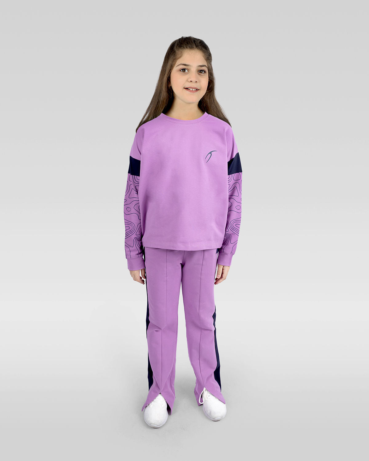 Photo by 𝗔𝗧𝗨𝗠 SPORTSWEAR ® on December 20, 2022. May be an image of 1 girl wears violet sweatshirt  with atum emblem, and violet wide leg pants.