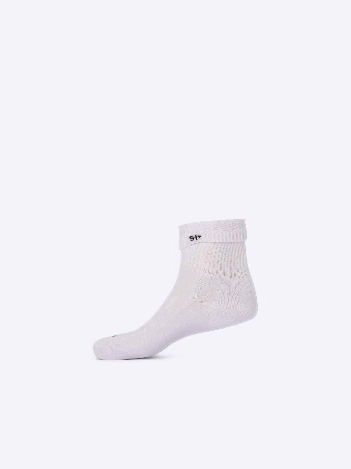 Photo by 𝗔𝗧𝗨𝗠 SPORTSWEAR ® on December 26, 2022. May be kid's white mid-crew training socks with atum logo