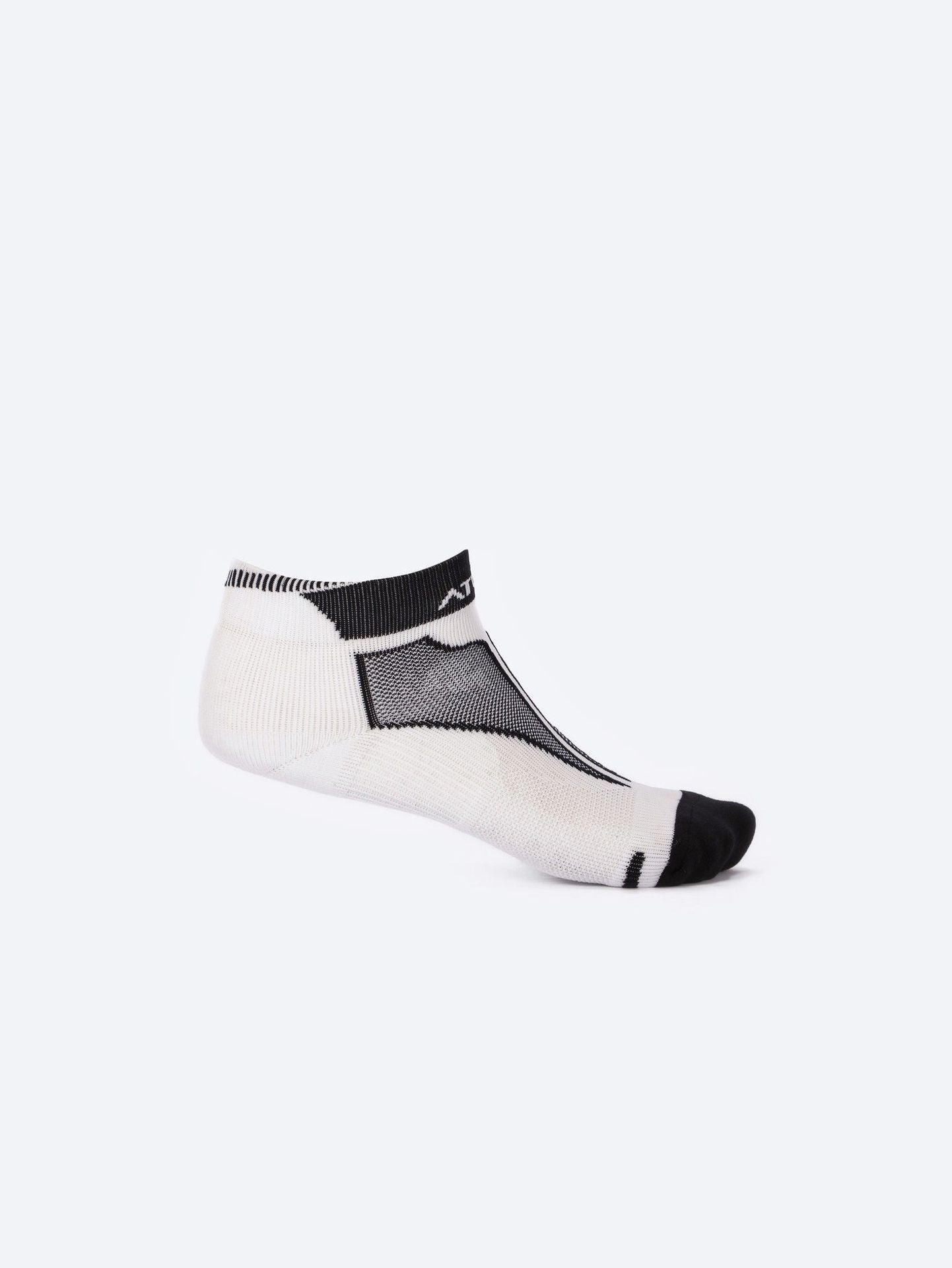 Photo by 𝗔𝗧𝗨𝗠 SPORTSWEAR ® on December 26, 2022. May be of g white/black low-cut kid's socks with atum logo