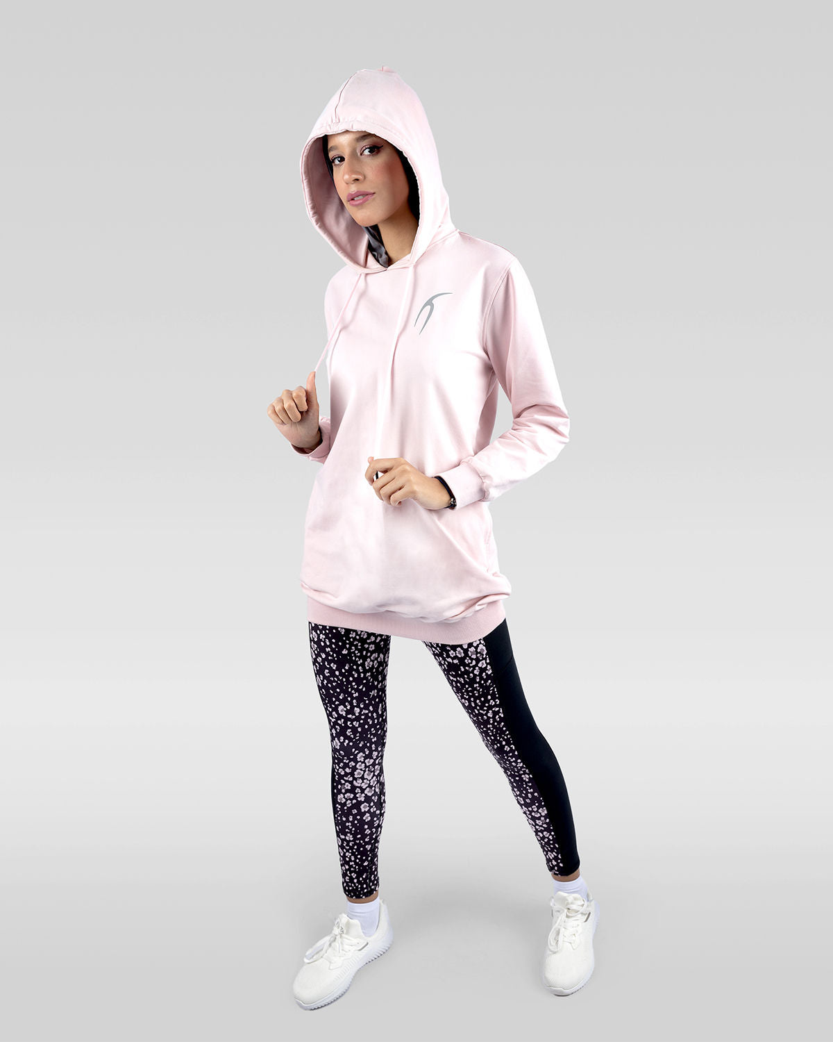 Photo by 𝗔𝗧𝗨𝗠 SPORTSWEAR ® on December 20, 2022. May be an image of 1 woman wears rose hoodie, rose/black leggings, and white shoes.