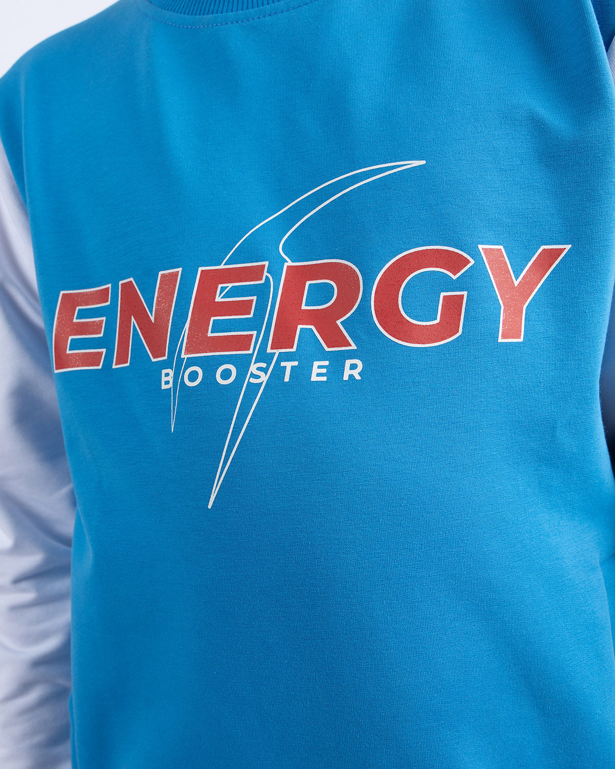 Photo by 𝗔𝗧𝗨ð�— SPORTSWEAR ® on December 20, 2022. May be an image of 1 boy wears a Blue sweatshirt and a text said '' energy''.