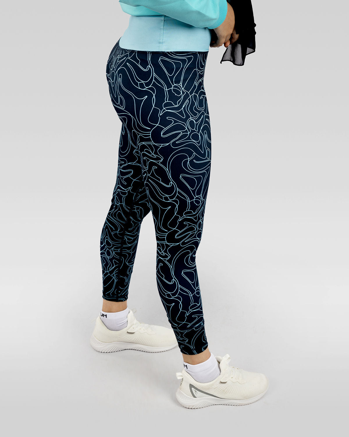 Photo by ð—”ð—§ð—¨ð— SPORTSWEAR Â® on December 20, 2022. May be an image of 1 woman wears navy printed leggings.
