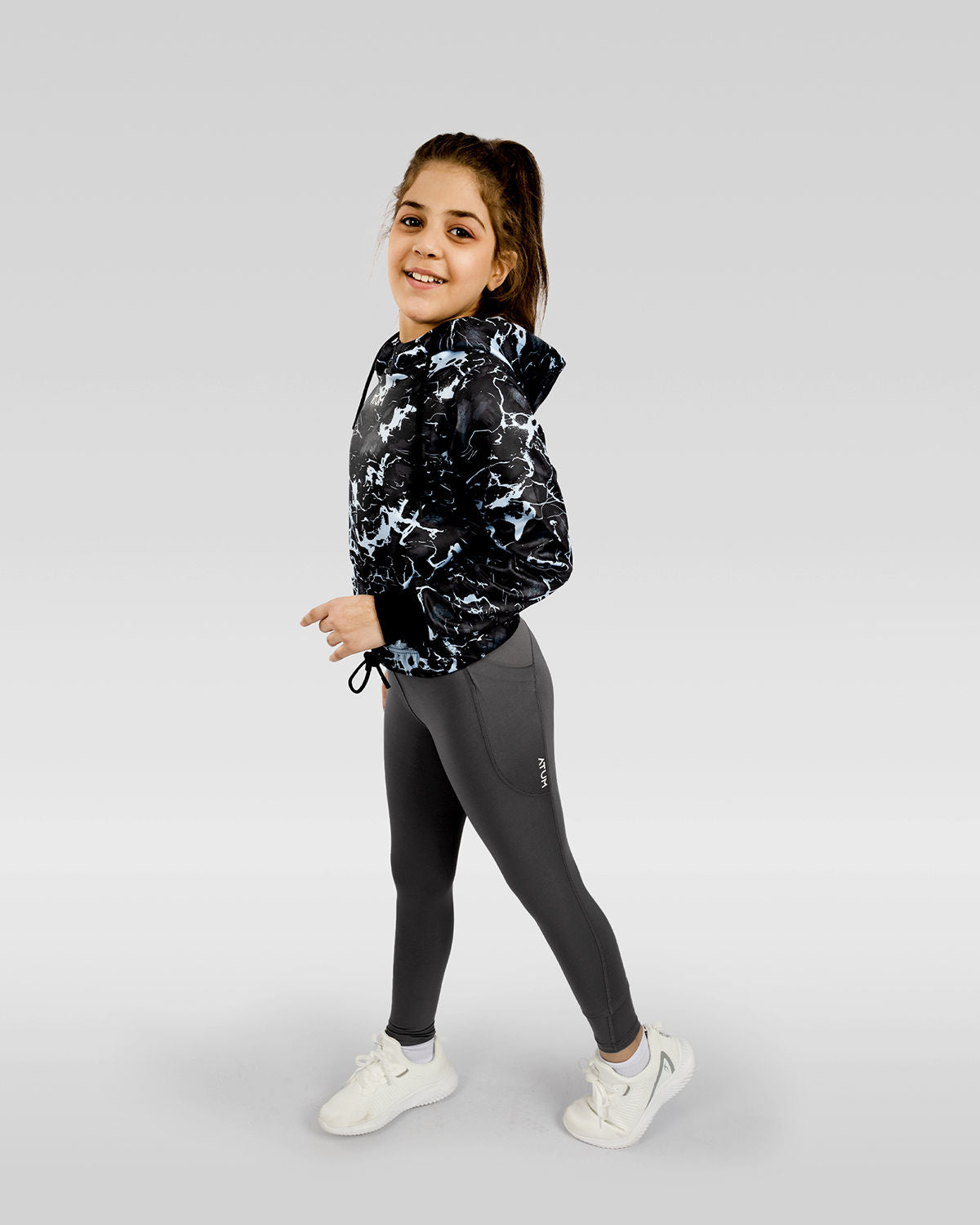 Photo by 𝗔𝗧𝗨𝗠 SPORTSWEAR ® on December 20, 2022. May be an image of 1 girl wears gray leggings, printed gray and blue hoodie
