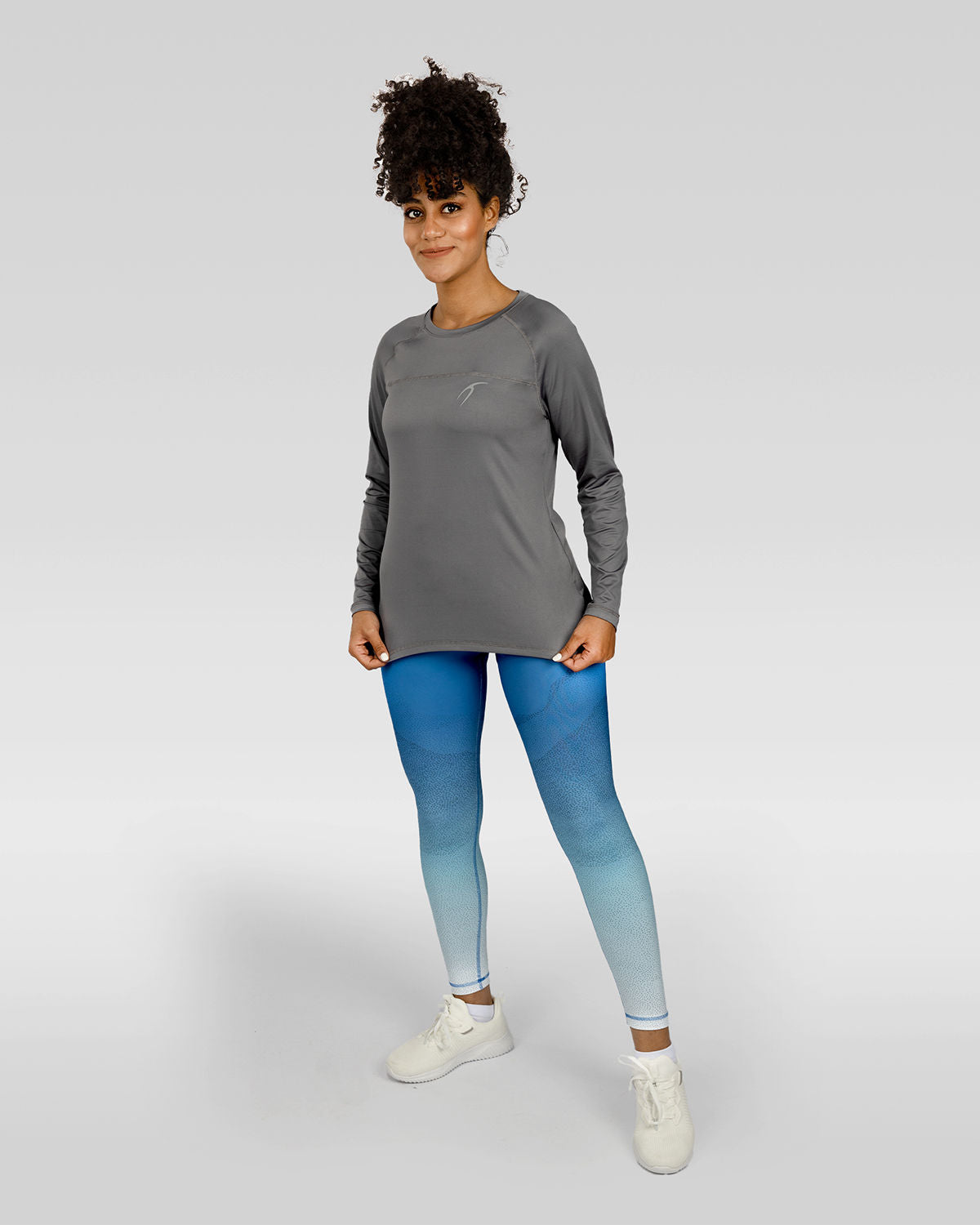 Photo by ð—”ð—§ð—¨ð— SPORTSWEAR Â® on December 20, 2022. May be an image of 1 woman wear gray training t-shirt, and gradient blue leggings with white shoes.
