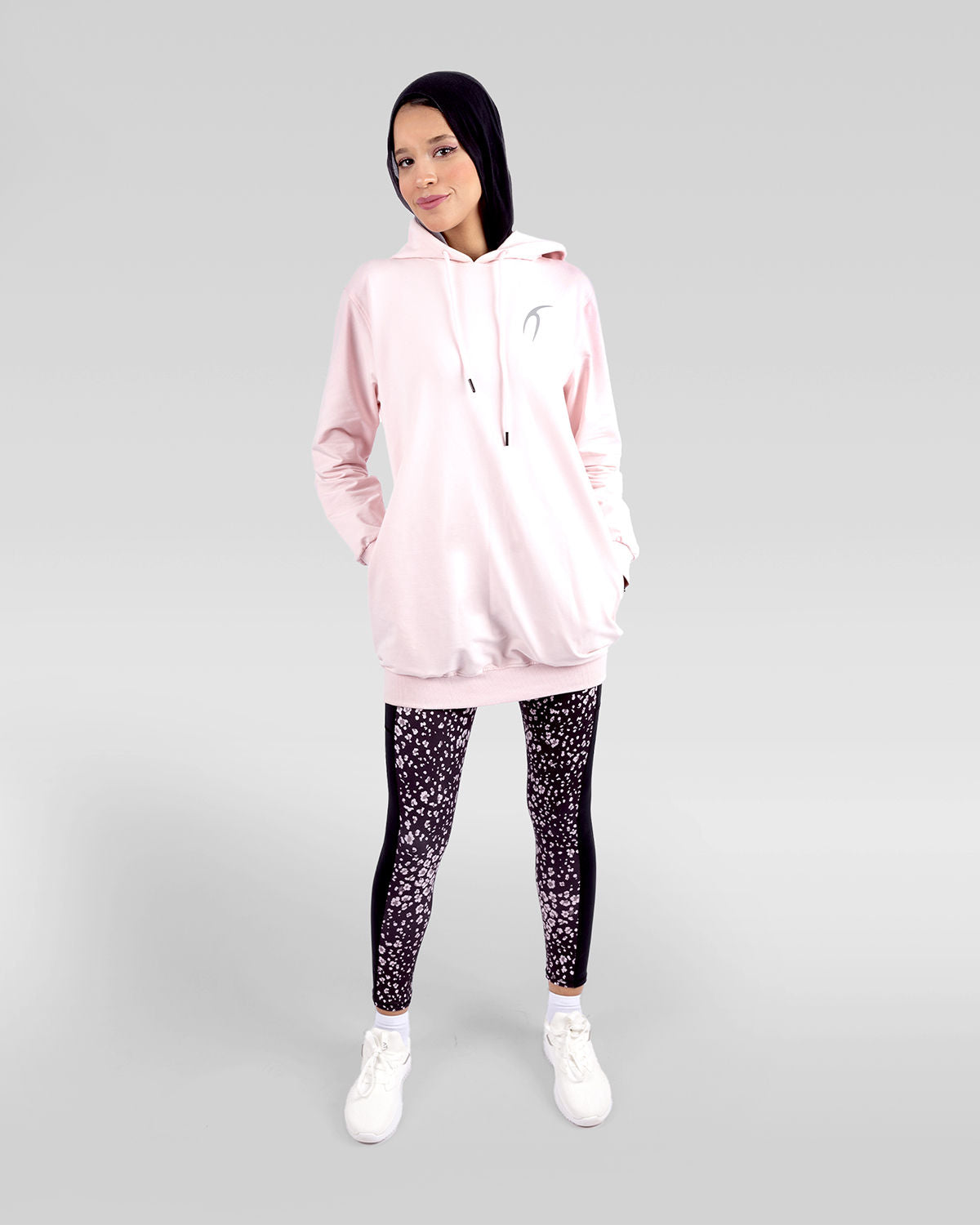 Photo by 𝗔𝗧𝗨𝗠 SPORTSWEAR ® on December 20, 2022. May be an image of 1 woman wears rose hoodie, rose/black leggings, and white shoes.