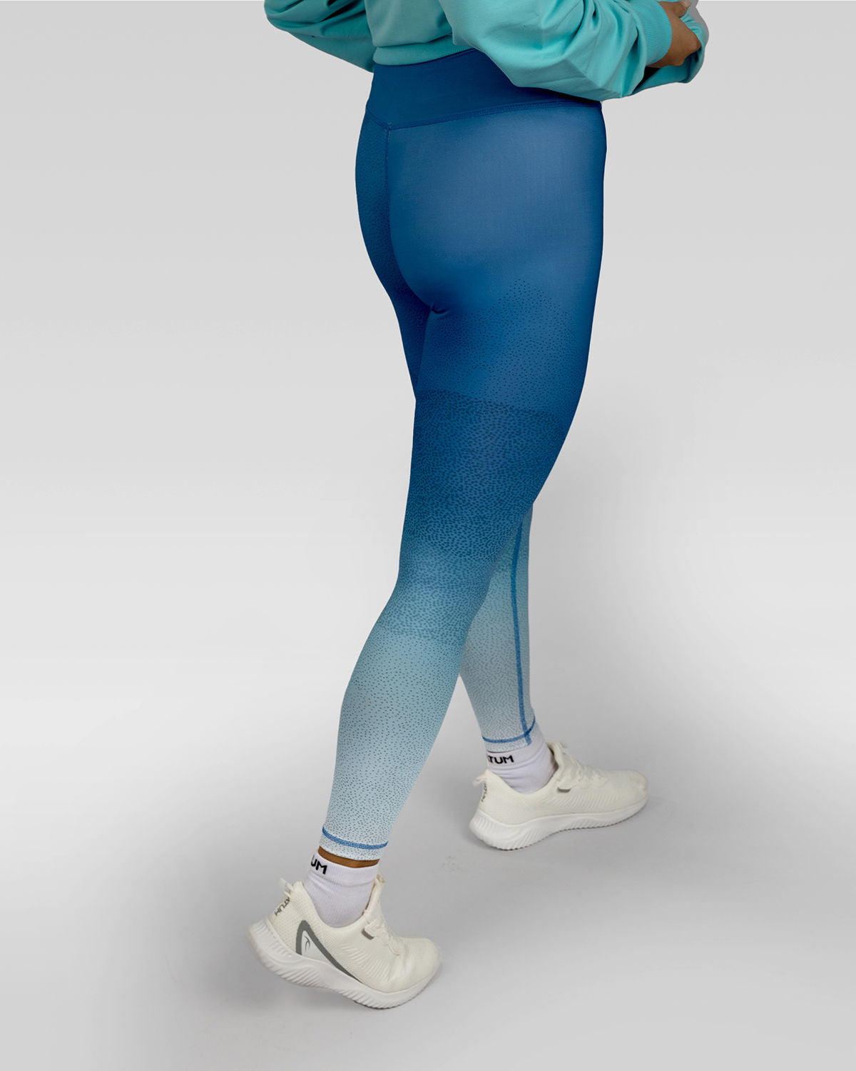 Photo by 𝗔𝗧𝗨𝗠 SPORTSWEAR ® on December 20, 2022. May be an image of 1 woman wears blue gradient leggings with white shoes.