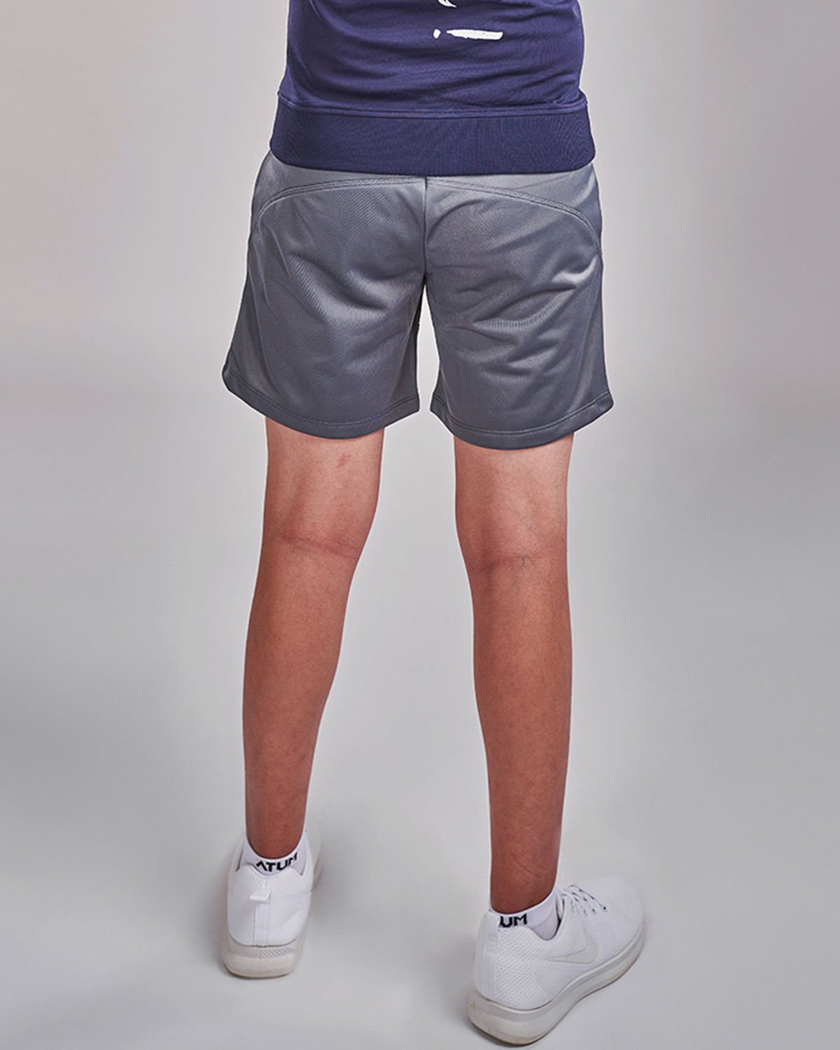 Photo by 𝗔𝗧𝗨𝗠 SPORTSWEAR ® on December 20, 2022. May be an image of 1 boy wears gray training shorts..