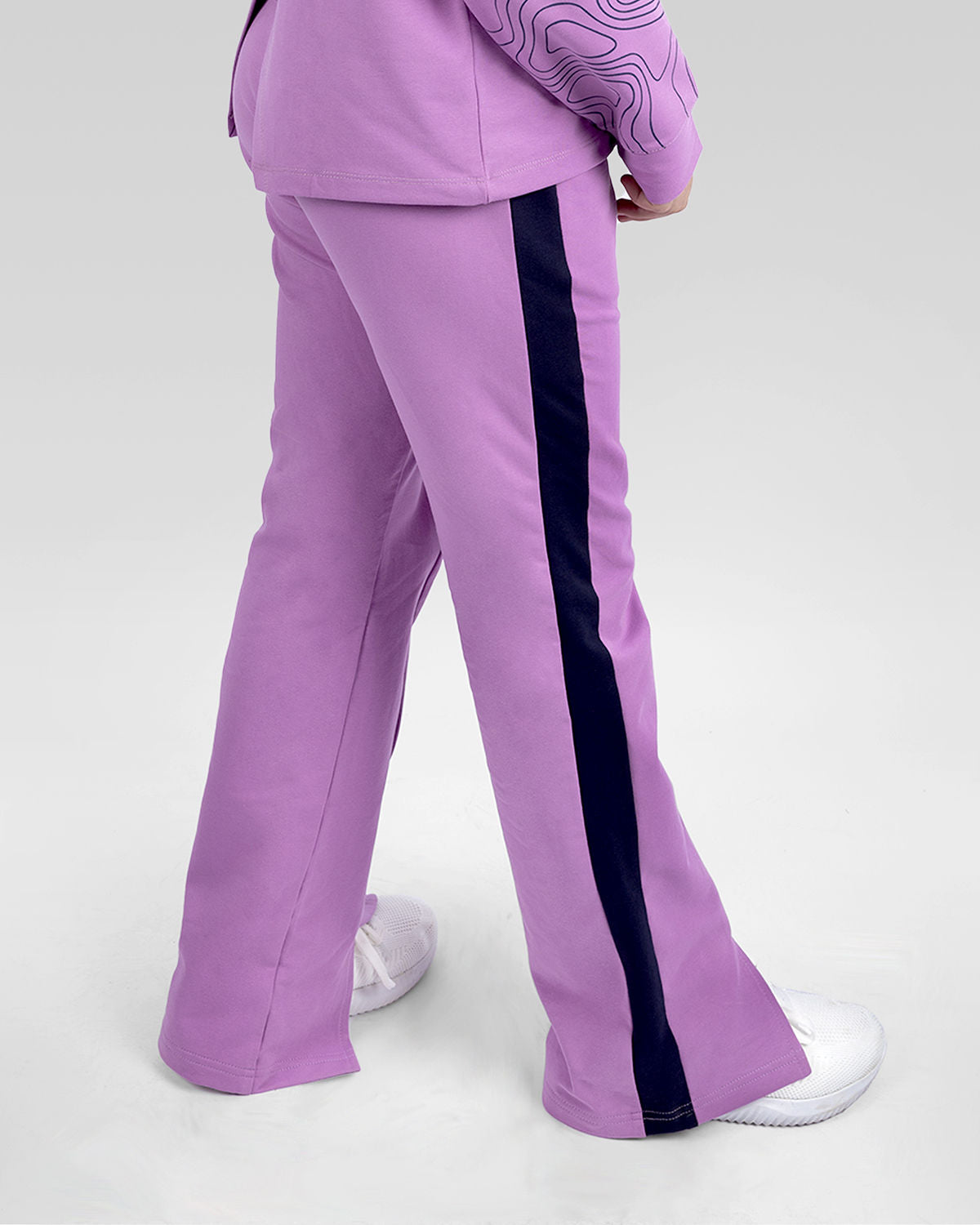 Photo by ð—”ð—§ð—¨ð— SPORTSWEAR Â® on December 20, 2022. May be an image of 1 girl wears violet wide leg pants.