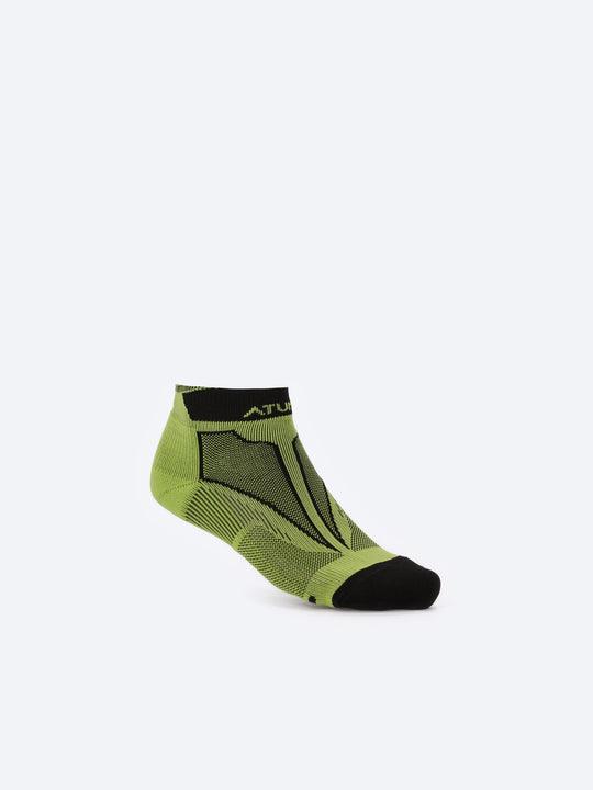 Photo by 𝗔𝗧𝗨𝗠 SPORTSWEAR ® on December 26, 2022. May be of green/black low-cut kid's socks with atum logo