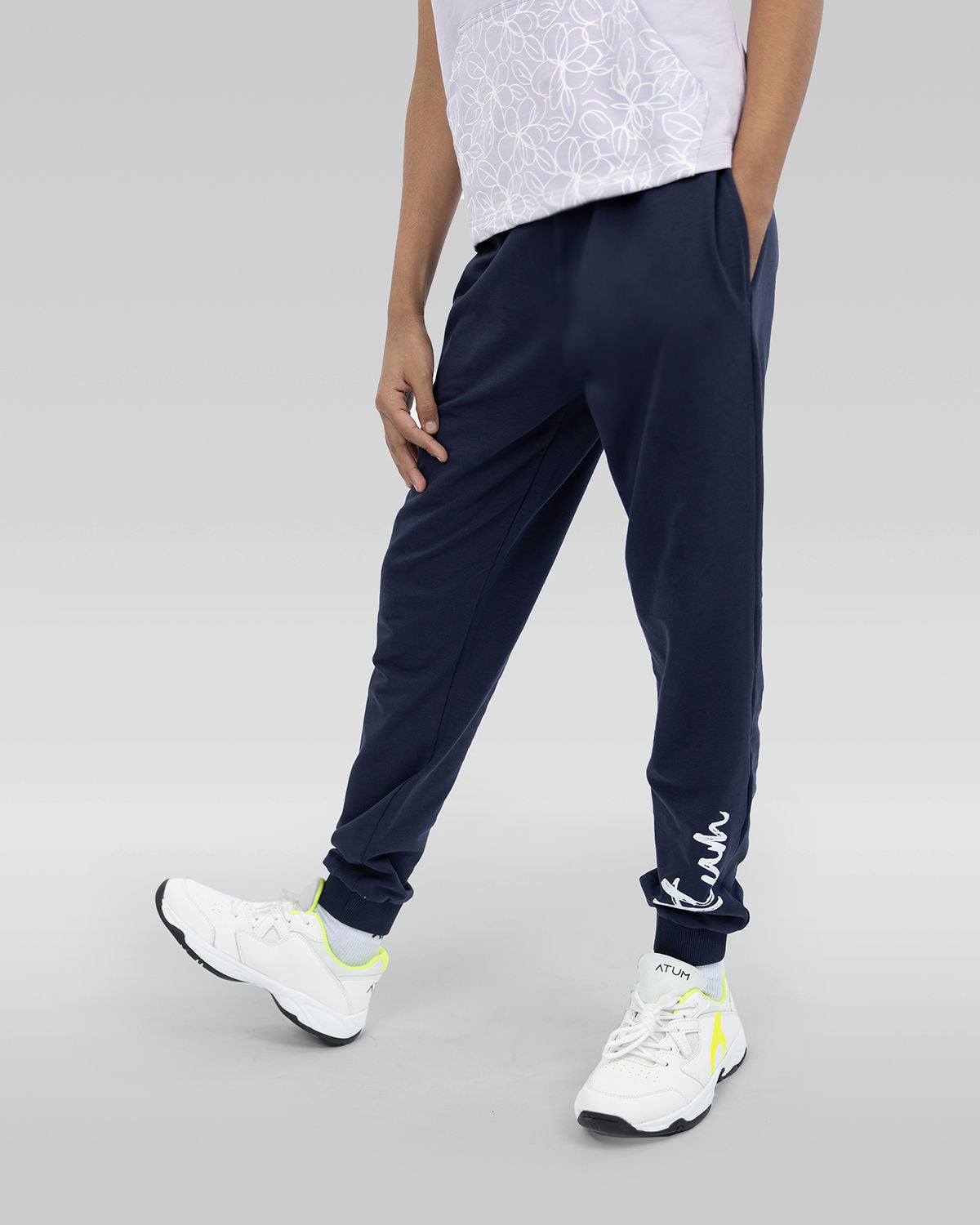 Simple and smooth girls sweatpants