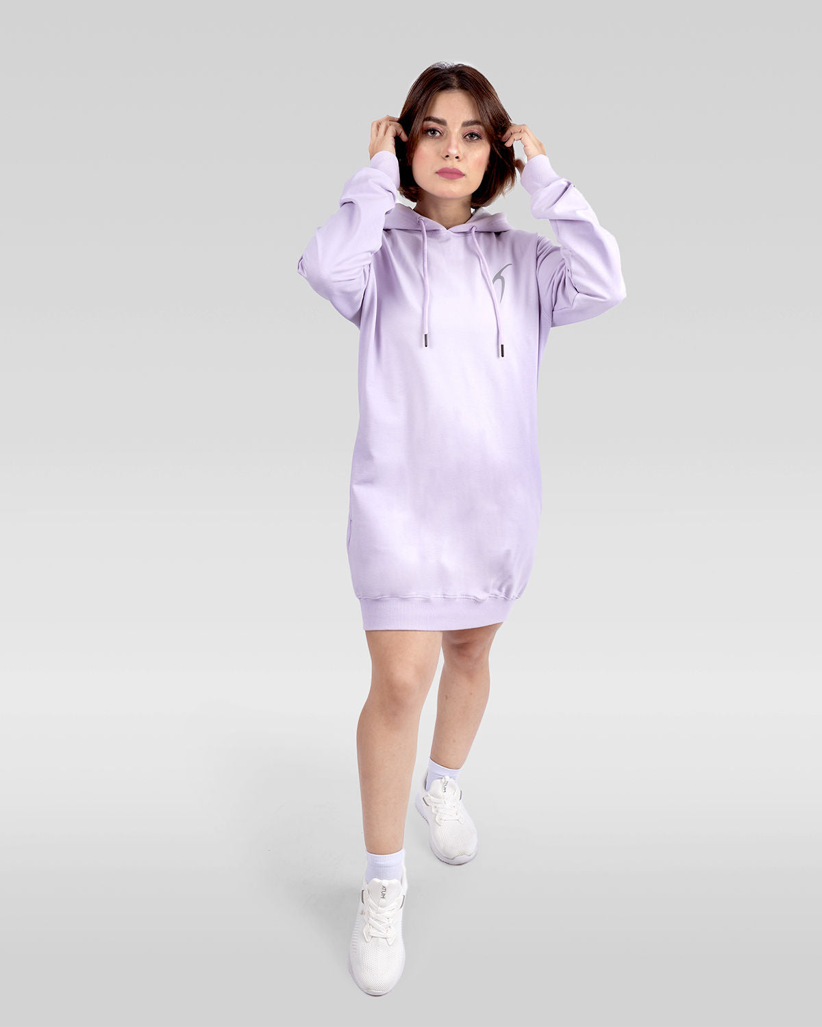 Photo by 𝗔𝗧𝗨𝗠 SPORTSWEAR ® on December 20, 2022. May be an image of 1 woman wears lilac hoodie, and white shoes.