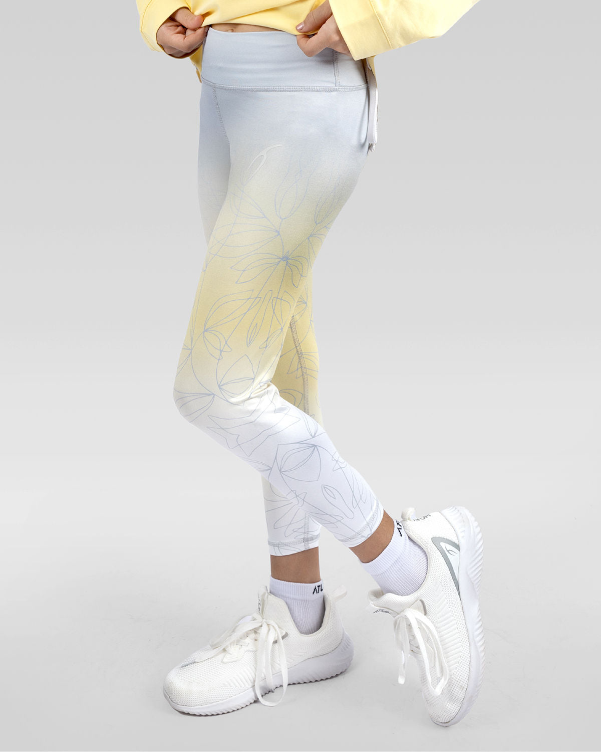 Photo by 𝗔𝗧𝗨𝗠 SPORTSWEAR ® on December 20, 2022. May be an image of 1 girl wears gradient yellow leggings.