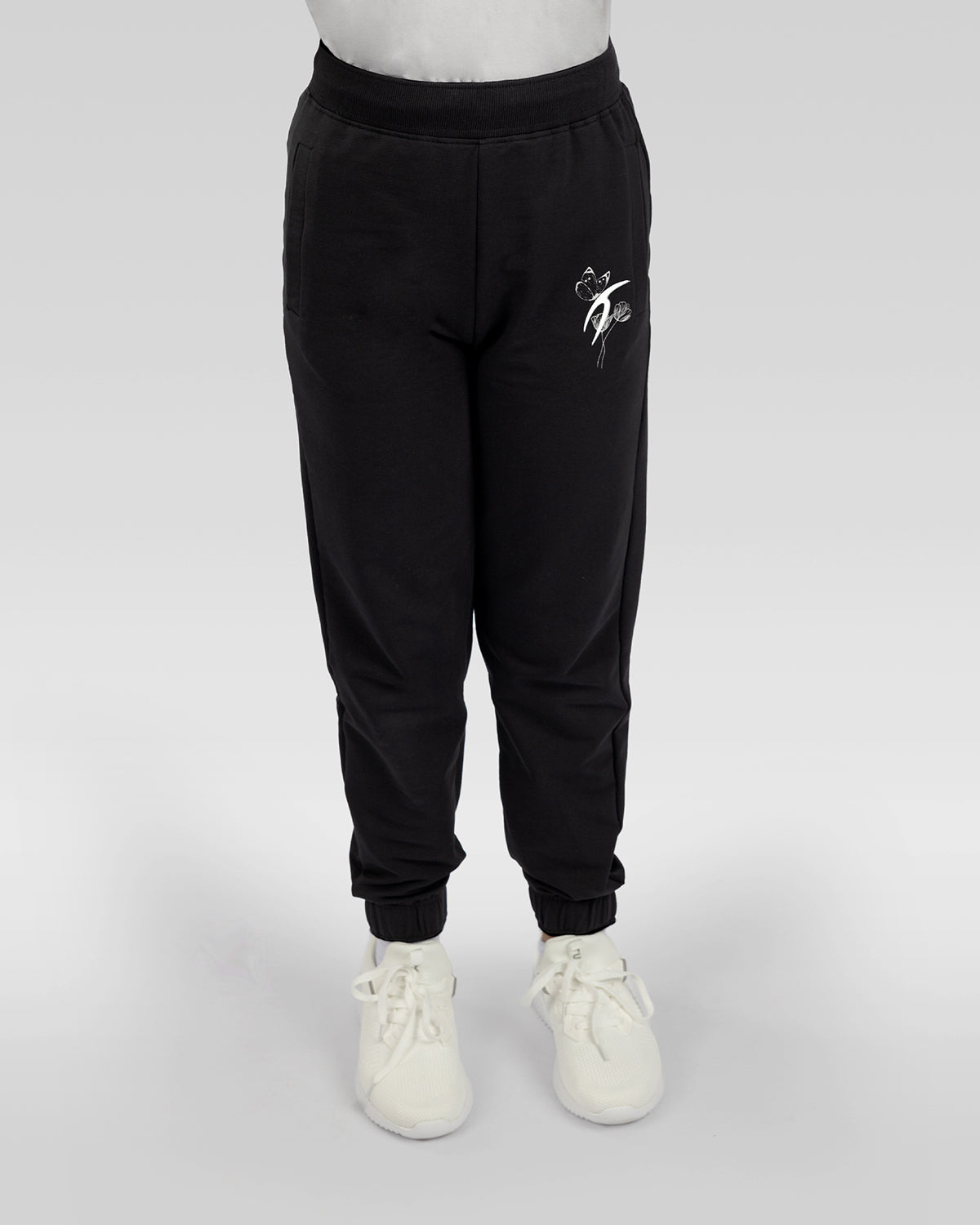 Photo by ð—”ð—§ð—¨ð— SPORTSWEAR Â® on December 20, 2022. May be an image of 1 girl wears black sweatpants.