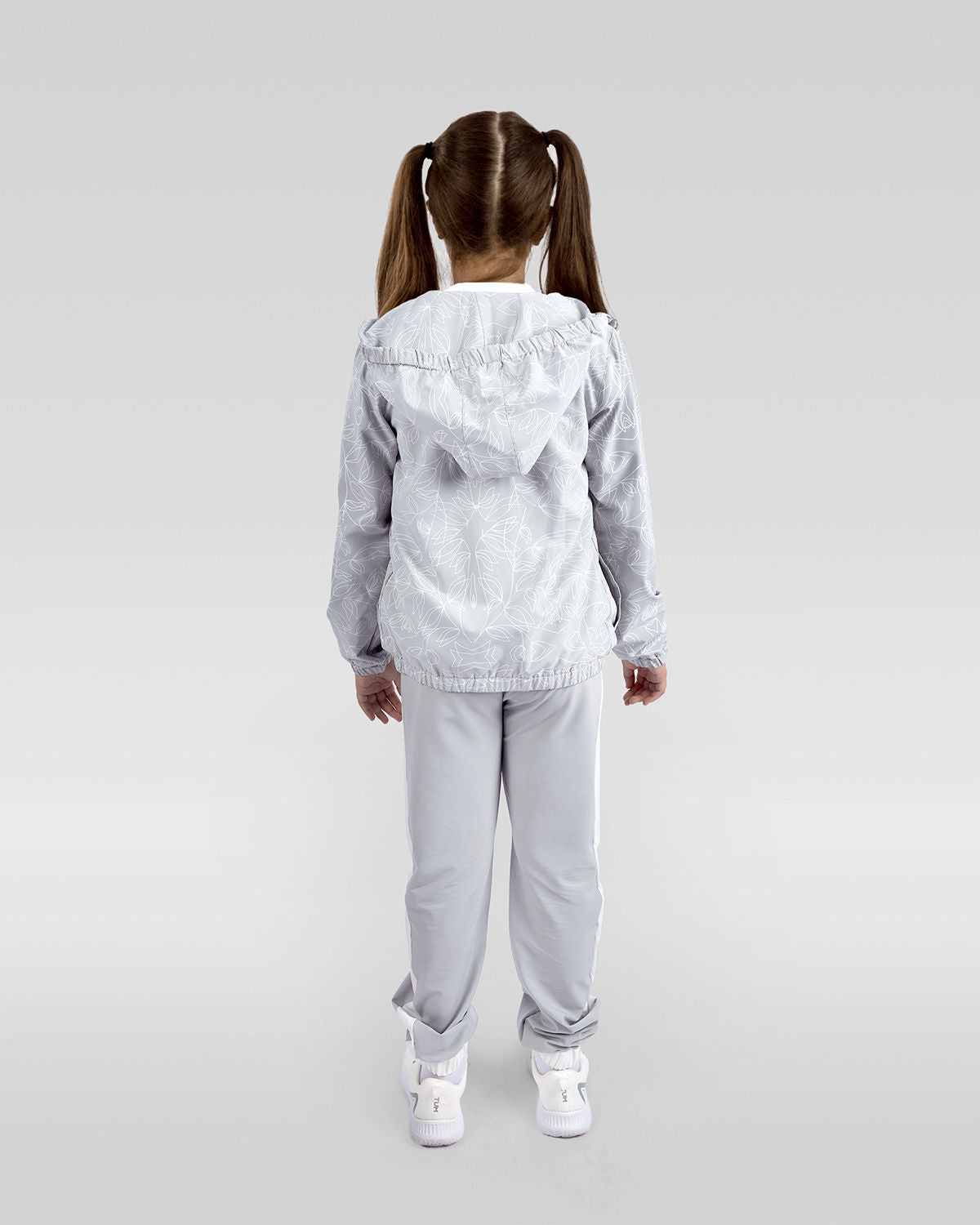 Photo by ð—”ð—§ð—¨ð— SPORTSWEAR Â® on December 20, 2022. May be an image of 1 girl wears gray jacket, gray sweatpants and white shoes.