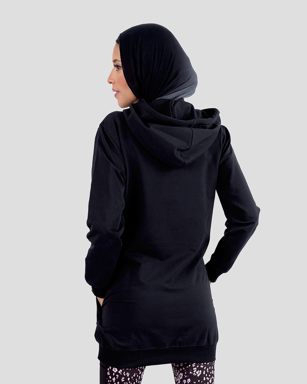 Photo by 𝗔𝗧𝗨𝗠 SPORTSWEAR ® on December 20, 2022. May be an image of 1 woman wears black hoodie.