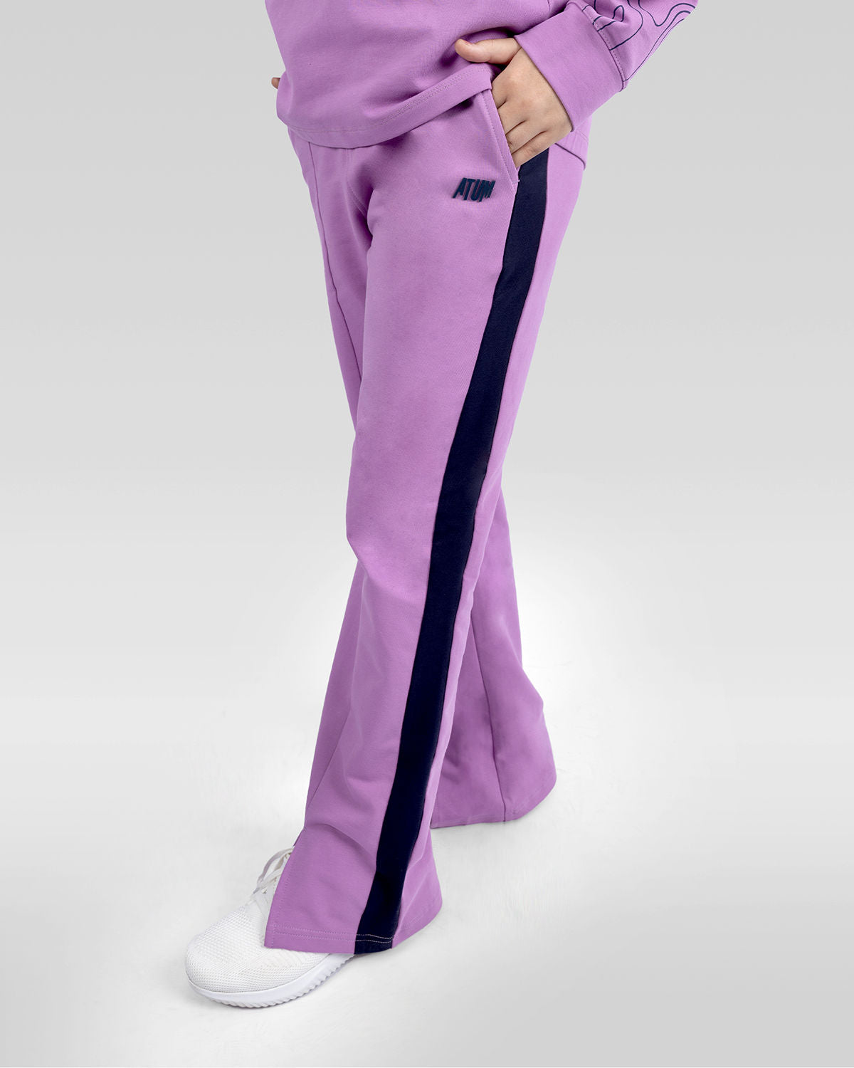 Photo by ð—”ð—§ð—¨ð— SPORTSWEAR Â® on December 20, 2022. May be an image of 1 girl wears violet wide leg pants.