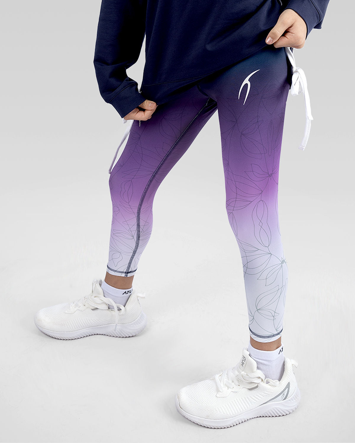 Photo by 𝗔𝗧𝗨𝗠 SPORTSWEAR ® on December 20, 2022. May be an image of 1 girl wears gradient violet leggings.