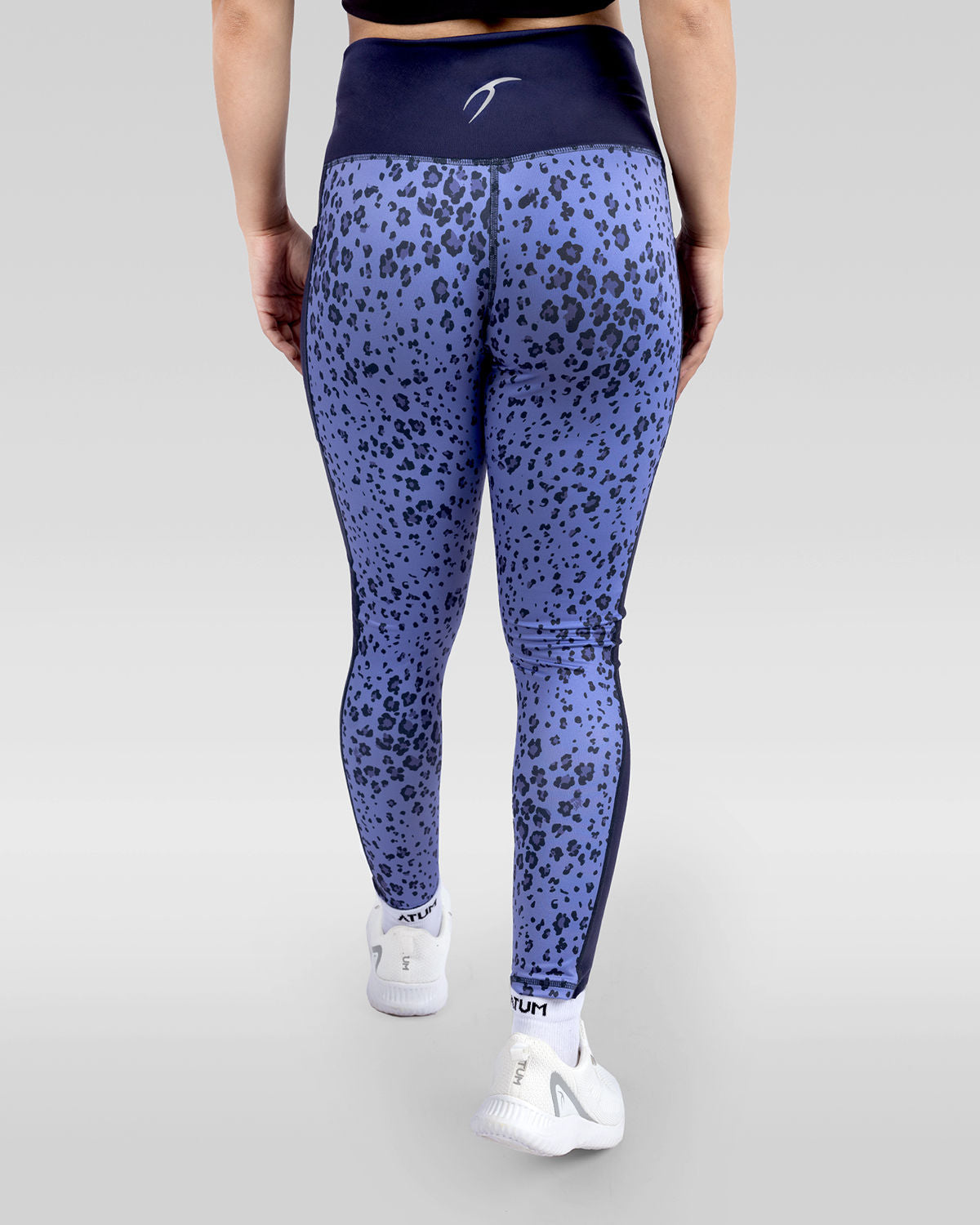 Photo by 𝗔𝗧𝗨𝗠 SPORTSWEAR ® on December 20, 2022. May be an image of 1 woman wears printed purple/navy floral leggings, and white shoes.