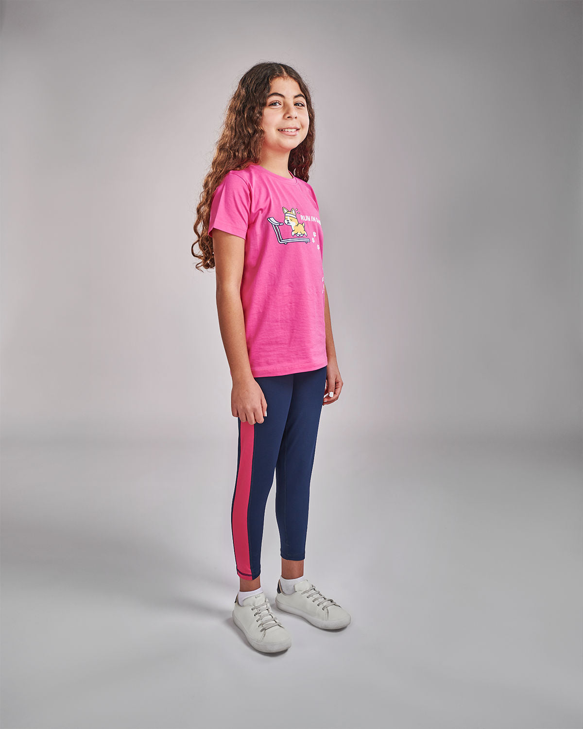 Photo by 𝗔𝗧𝗨𝗠 SPORTSWEAR ® on December 20, 2022. May be an image of 1 girl wears navy/pink leggings with atum emblem, and pink t-shirt.