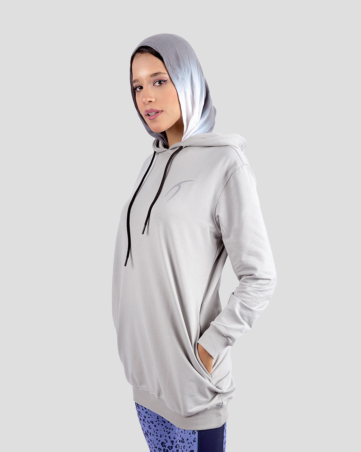 Photo by 𝗔𝗧𝗨𝗠 SPORTSWEAR ® on December 20, 2022. May be an image of 1 woman wears gray hoodie.