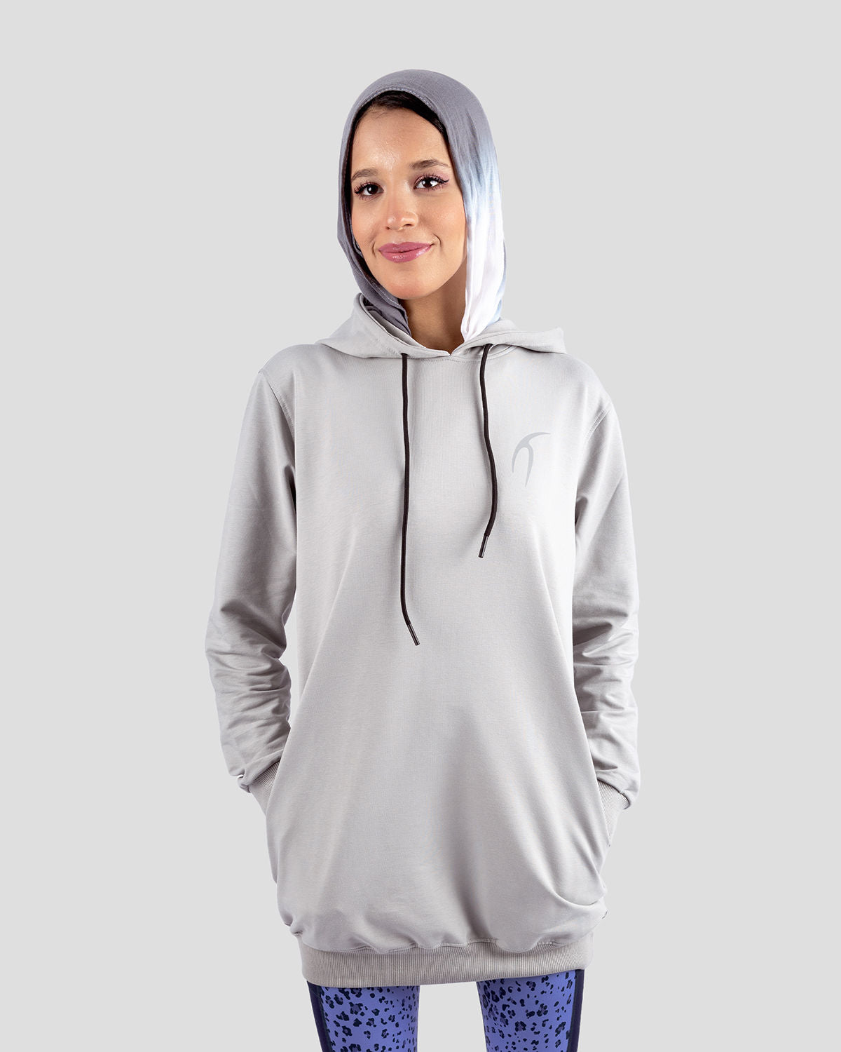 Photo by 𝗔𝗧𝗨𝗠 SPORTSWEAR ® on December 20, 2022. May be an image of 1 woman wears gray hoodie.